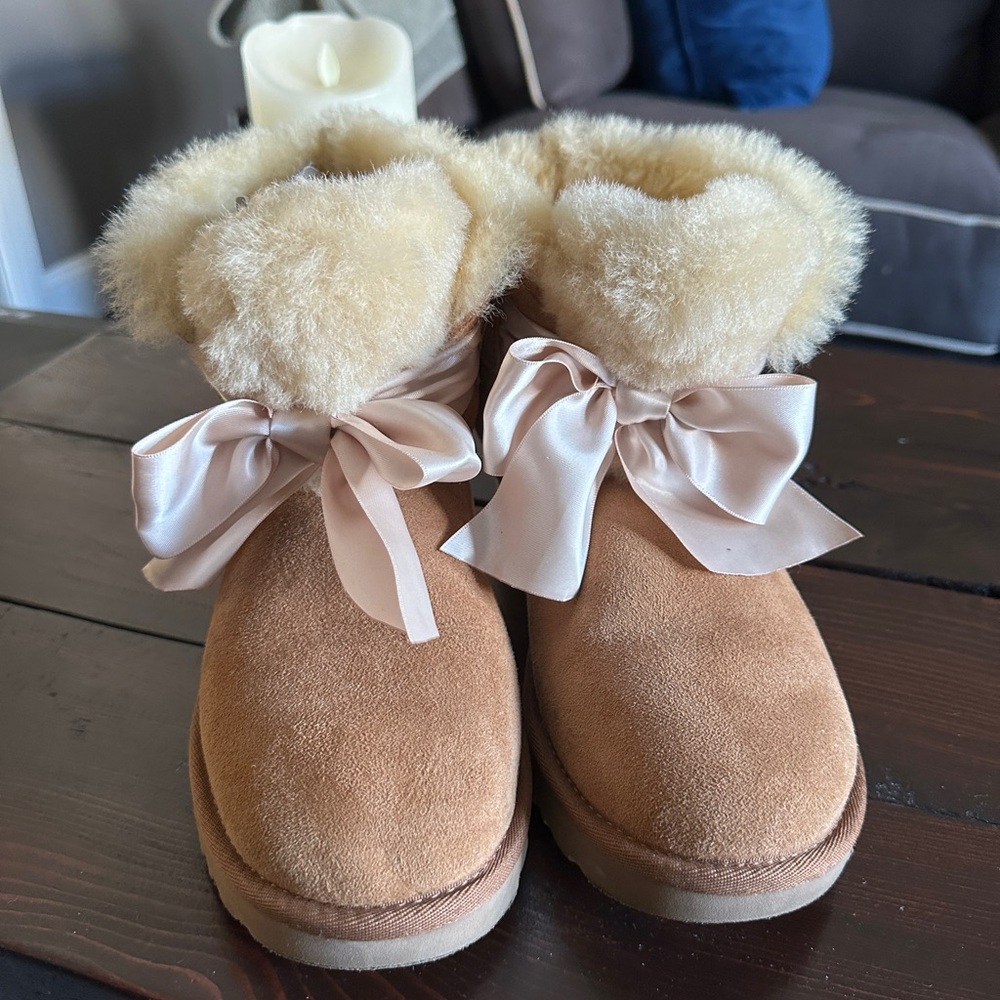 UGG GITA BOW WOMEN BOOTS.